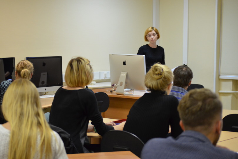 Анна Полибенцева выступает с докладом на семинаре НУГ