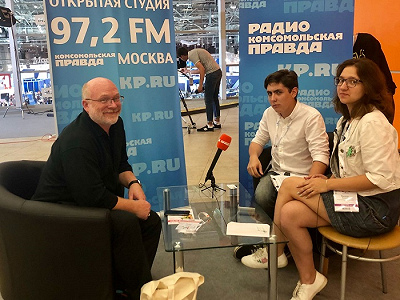 Уильям Рэнкин со студентами лаборатории Артемом Щенниковым и Аленой Мининой