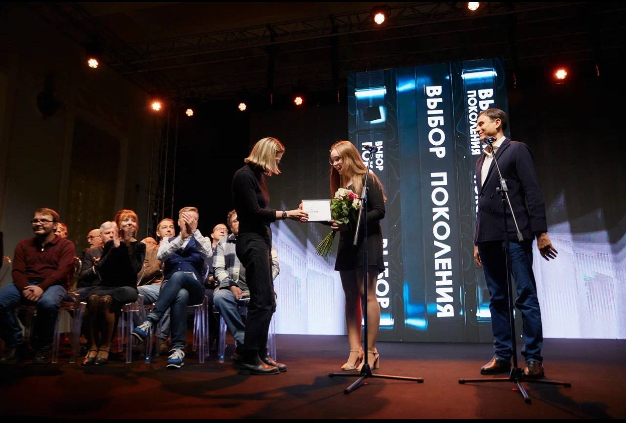 Анна Сивак студентка Вышки вручает диплом «Выбор поколения» писательнице Оксане Васякиной, автору романа «Роза»