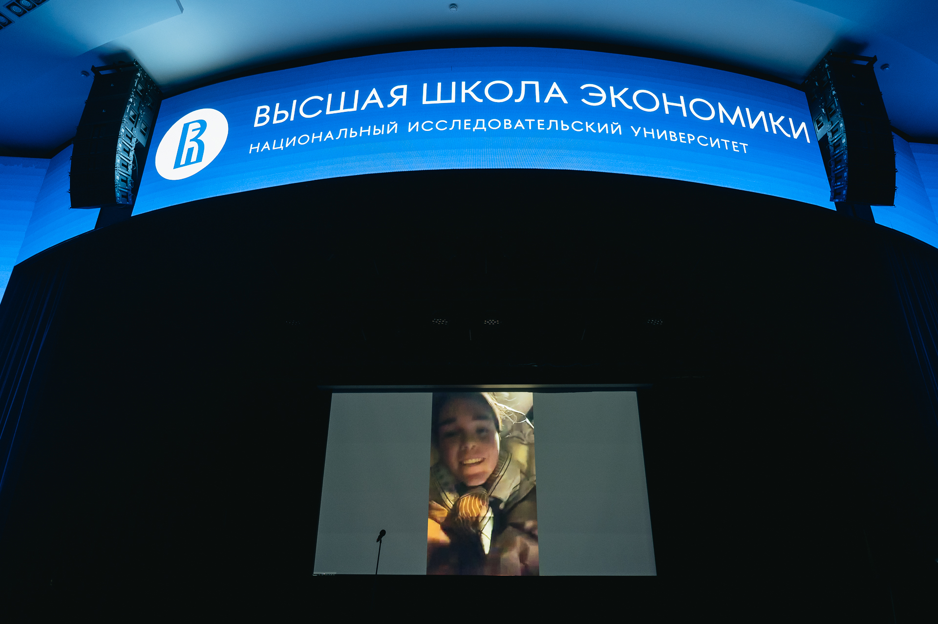 Полина Юрова произносит благодарственную речь по видеосвязи. Фото: Даниил Прокофьев