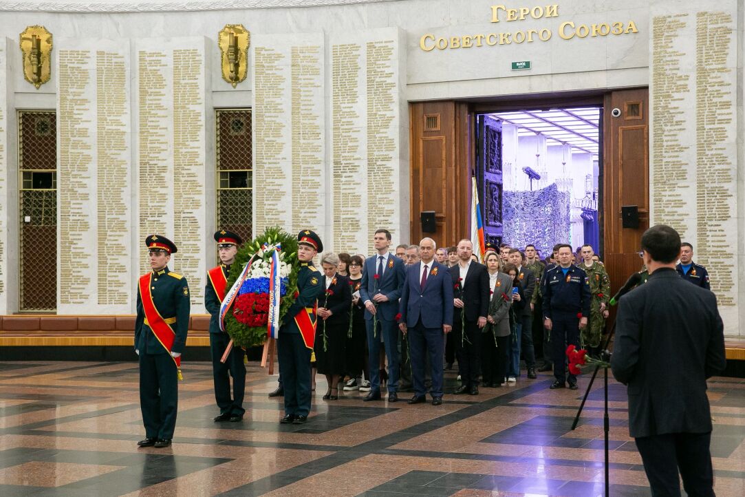«Отдать дань уважения и почтить память героев»: делегация ВШЭ посетила Музей Победы