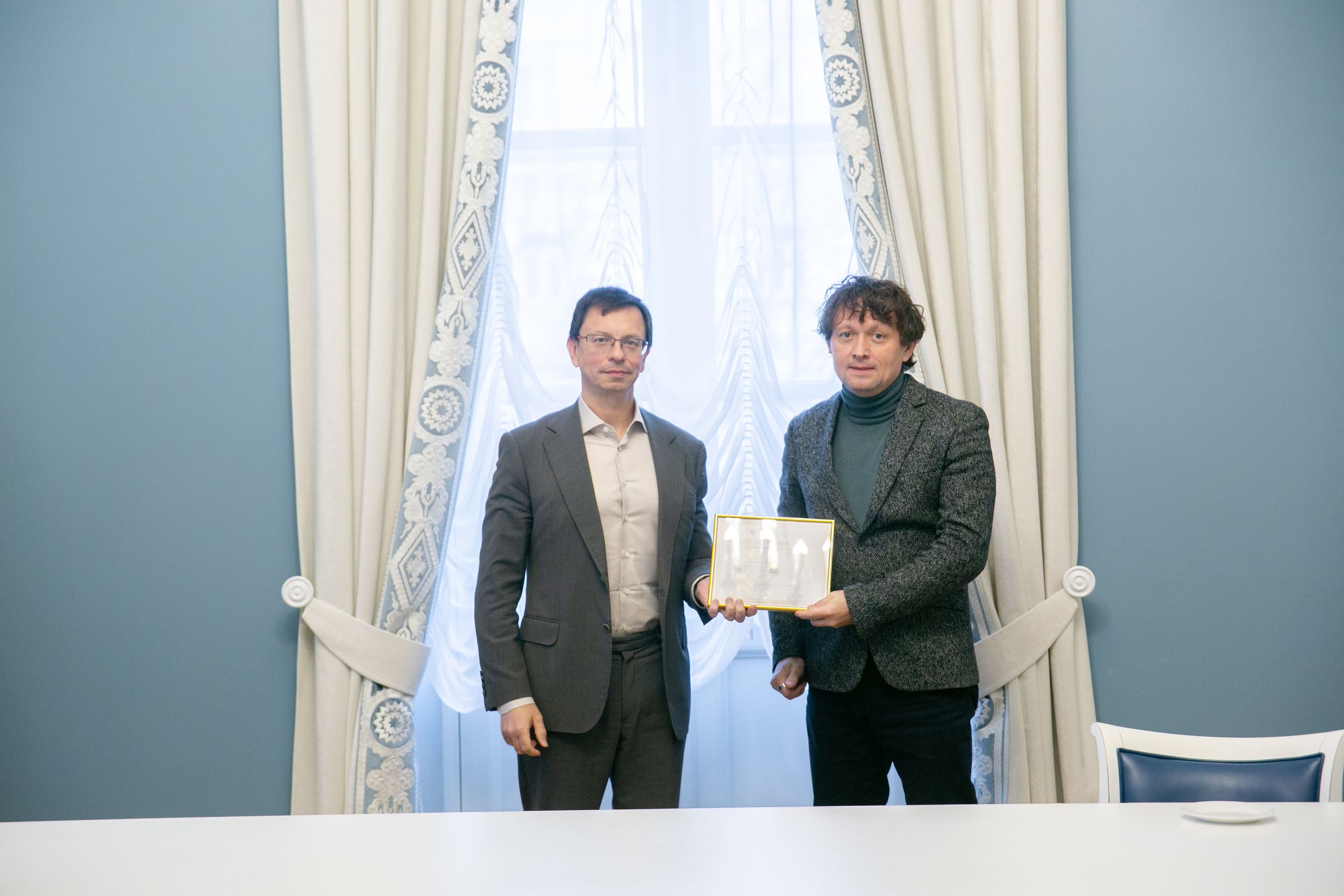 Ректор НИУ ВШЭ Никита Анисимов вручает благодарственное письмо директору ЦППД ФКИ НИУ ВШЭ Денису Олейникову.