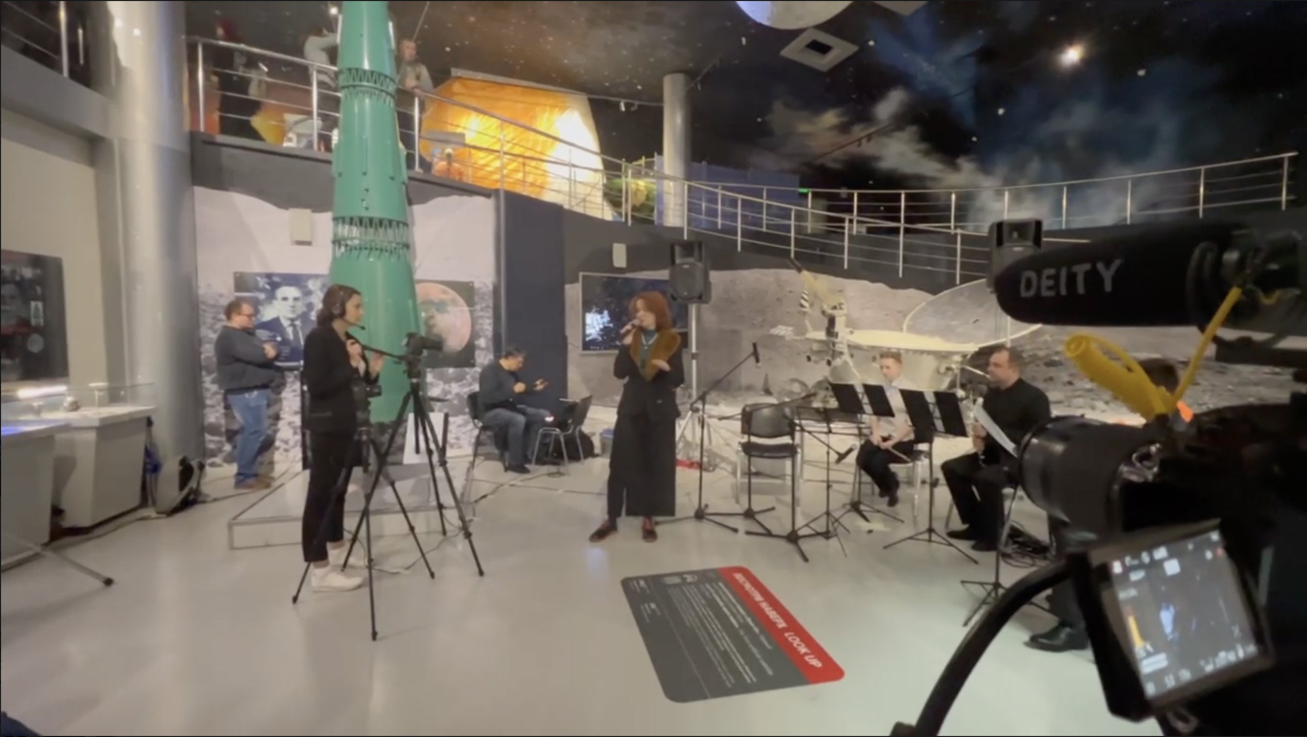 Артисты лейбла Media Sharks: HSE Design Orchestra feat. Jennie Moz-Art готовятся исполнять "Голос разума" в Музее космонавтики
