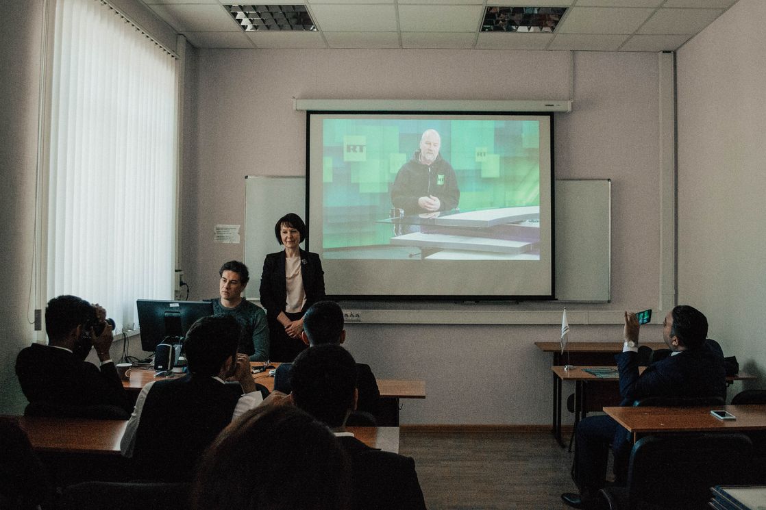 Заместитель декана ФКМД Т.Б. Тихомирова презентует студентам программу «International News Production». На видео – творческий руководитель программы А.Л. Николов.